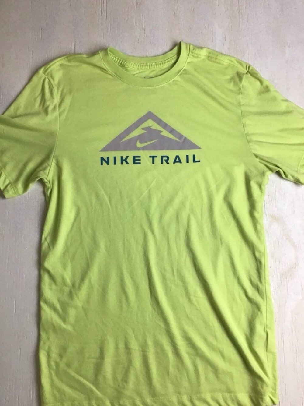 Nike Trail Shirt Mens Small Green Neon Short Sleeve Swoosh Logo Casual